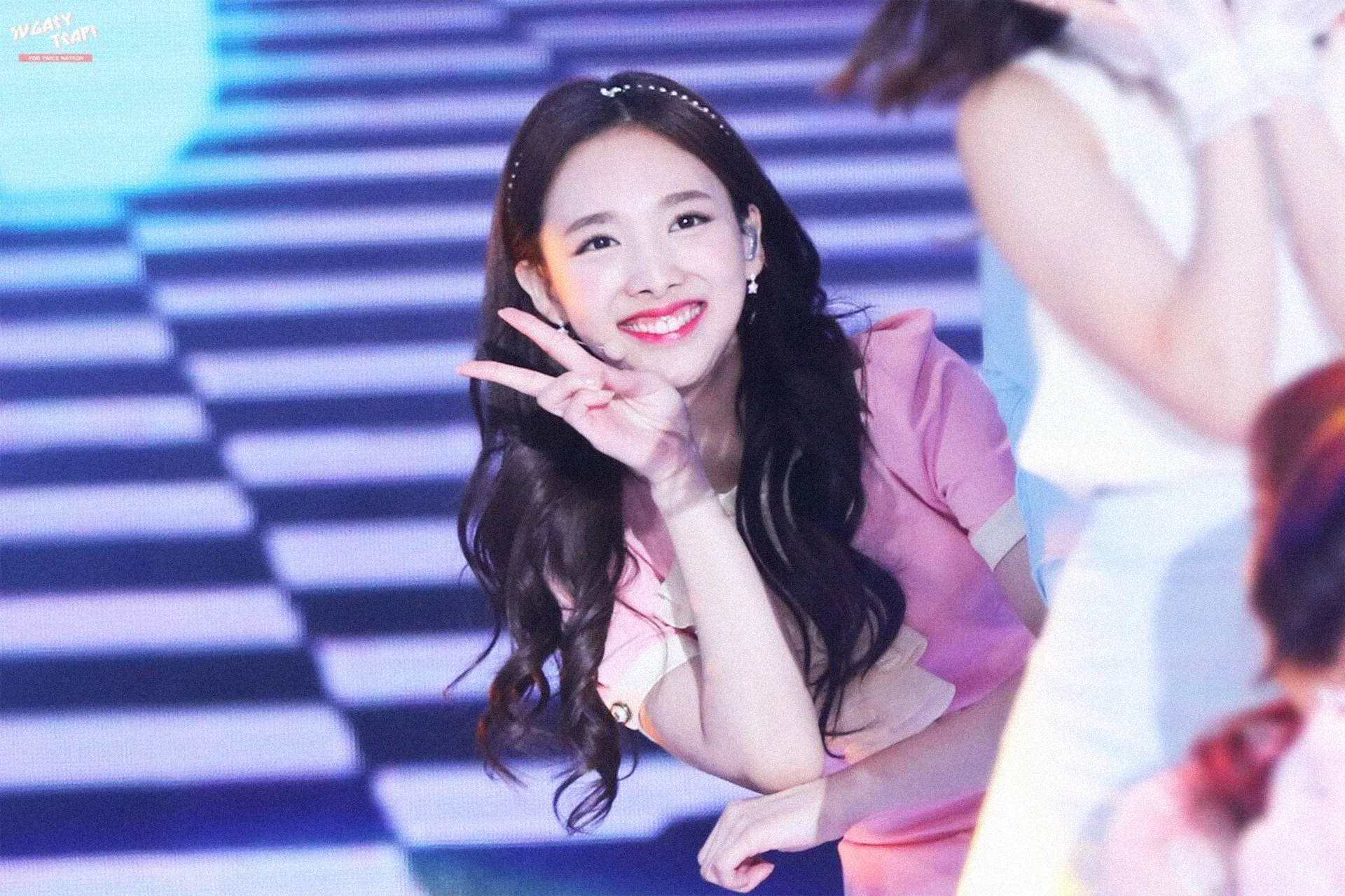 Nayeon sorprende con su visual cantando Pop